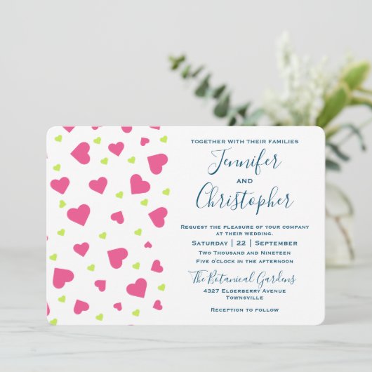 Cute Pink and Green Hearts Pattern Wedding Kaart (Staand voorkant)
