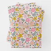 Cute Pink and Yellow Floral Pattern Inpakpapier Vel (In situ)