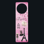 Cute Pink Black Paris Mode Eiffel Tower Deurhanger<br><div class="desc">Trendy, romantische, stijlvolle, roze Parijse deurhanger met de Eiffel Tower, Franse tijdschriften, prachtige roze en zwarte corset, dressmaker's mannequin, antiek vogelkooi en harten op een roze, roze achtergrond. Een elegant, leuk, trendy, glamoureus cadeau voor vrouwen en meisjes. Sommige elementen die bij Suz Brill zijn aangeschaft op commercial-use-scraps.com. Als u hulp...</div>