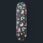 Cute Pink Black Unicorn Rainbow Floral Stars Persoonlijk Skateboard<br><div class="desc">Dit schattige en magische patroon is perfect voor de vrolijke en trendy vrouw of meisje. Het bevat handgetekende illustraties van eenhoorns, bloemen met bladeren, regenbogen en schietsterren op een eenvoudige zwarte achtergrond. Het thema van de ontwerpkleur omvat de roze bubblegum, wazige roze, blauwgroen groen, periwinkle blauw, paars, geel en oranje....</div>