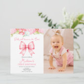 Cute Pink Bow Girl First Birthday Photo Invitation Kaart (Staand voorkant)