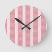 Cute Pink Bow Stripe Pattern – Girly Aesthetic Ronde Klok (Voorkant)