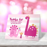Cute Pink Dinosaurs Kawaii Whimsical Girl Birthday Bedankkaart<br><div class="desc">"Bedankt voor stomping door". Een leuk, grappig, speels beeld van twee schattige, gewaagde kawaii, roze brontosaurussen en een leuke, handgeschreven typografie boven een lichtroze en witte gestreepte achtergrond, geeft je waardering. Een koele manier om het werk "roer" en je eigen notitie te behandelen is binnenin. Zeg je gasten bedankt met...</div>