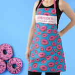 Cute Pink Donut Pattern, Sprinkles en Custom Name Schort<br><div class="desc">Fun apron met een patroon van roze donuts en twee regels aangepaste tekst. Voeg de naam van een persoon toe,  schrap winkelnaam of schrap de tekst en de rechthoek en gebruik enkel het patroon. Ideaal voor verjaardagsfeestjes,  café-eigenaars,  aankomende chef-koks,  gastschenkingen of iedereen die van donuts houdt.</div>
