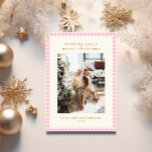 Cute Pink Gingham Pset Portret met kerstmis Feestdagenkaart<br><div class="desc">Stuur feestvreugde met een vleugje charme met behulp van deze Schattigee Pink Gingham Plaid Portrait Photo Christmas Holiday Kaart. Met een prachtige roze gingham plaid achtergrond, deze kaart is de perfecte mix van gezellig en feestelijk. Met de lay-out van de portretfoto kunt u uw favoriete vakantiegeheugen laten zien, waardoor het...</div>