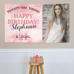 Cute Pink Heart 21st & Legal Photo Birthday Banner<br><div class="desc">Welkom bij de liefste 21ste verjaardag van de verjaardag! Maak de dag net zo speciaal en gedenkwaardig als je verjaardagsmeisje met deze schattige persoonlijke fotobanner. Deze girale banner is ideaal om je favoriete foto's te laten zien en helpt creëer de perfecte feestelijke scène voor iedereen die er 21 draait. Elke...</div>