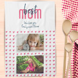 Cute Pink Heart Beste mama 2 Fotomoederdag Theedoek<br><div class="desc">Cute Pink Heart Best Ma 2 Foto Moederdag keukenhanddoek. Met de hand getekende roze harten met stippen en moderne typografie. Voeg uw foto's en uw namen toe. Sweet keepakes voor een moeder.</div>