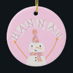 Cute Pink kerstmis Snowman Kinder Custom Keramisch Ornament<br><div class="desc">Deze versiering omvat een schattige roze en oranje sneeuwpop. Ideaal voor kinderen voor de feestdagen. Een naam kan aan de banner en de douanetekst aan de rug worden toegevoegd.</div>
