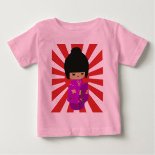 Cute Pink Kokeshi Doll over stijgende zon