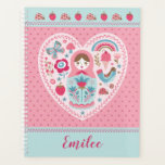 Cute Pink Matryoshka Russische dollar Planner<br><div class="desc">Een schattige matryoshka Russische nestpop siert deze planner. De matryoshka is in een hartvorm met vogels , vlinders en bloemen. Schattige voor terug naar school. Personaliseer het met jouw naam. Ontworpen voor u door Blackberry Boulevard.</div>