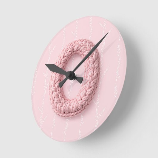 Cute pink O monogram initial crocheted letter boho Ronde Klok (Hoek)