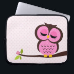 Cute Pink Owl Laptop Sleeve<br><div class="desc">Het stijlvolle elektronicasleeve kenmerkt een mooie vectorillustratie van een uil die op een boomtak doordringt.</div>