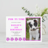 Cute Pink Pawty Time Dog Birthday Uitnodiging (Staand voorkant)