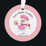 Cute Pink Snowman Cookie Baker Name Kerstmis Ornament<br><div class="desc">Roze en White Snowman Baker Ornament voor kinderen en volwassenen. Het perfecte ornament voor oma om haar favoriete koekjesbakker te geven. Gesponste koekjesachtergrond met de woorden "Laten we koekjes bakken", die kunnen worden veranderd als je wilt. Het is een perfect gepersonaliseerd cadeau voor de familie of vrienden die graag bakken....</div>