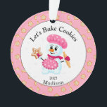 Cute Pink Snowman Cookie Baker Name Kerstmis Ornament<br><div class="desc">Roze en White Snowman Baker Ornament voor kinderen en volwassenen. Het perfecte ornament voor oma om haar favoriete koekjesbakker te geven. Gesponste koekjesachtergrond met de woorden "Laten we koekjes bakken", die kunnen worden veranderd als je wilt. Het is een perfect gepersonaliseerd cadeau voor de familie of vrienden die graag bakken....</div>