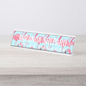 Cute Pink Summer Painted Flamingo patroon Blue Bureau Naambordje (Voorkant)