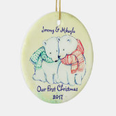 Cute Polar Beren in Scarves "Our First Kerstmis" Keramisch Ornament (Rechts)