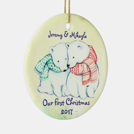 Cute Polar Beren in Scarves "Our First Kerstmis" Keramisch Ornament (Rechts)