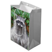 Cute Posing Raccoon Wildlife Foto Medium Cadeauzakje (Voorkant Gekanteld)