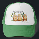 Cute Potates heeft een grappige aardappel Trucker Pet<br><div class="desc">Cute en grappige cartoon/striptekening. Waarom noemen we aardappelen? We hebben geen tenen. Een heeft grote voeten met grote tenen en zegt: Spreek voor jezelf. Grappig bruine aardappelen die Kunstontwerp tekenen. Humoureus grafisch afbeelding. Tekening door de Irony Design Donna Léger.</div>