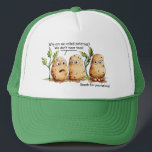 Cute Potates heeft een grappige aardappel Trucker Pet<br><div class="desc">Cute en grappige cartoon/striptekening. Waarom noemen we aardappelen? We hebben geen tenen. Een heeft grote voeten met grote tenen en zegt: Spreek voor jezelf. Grappig bruine aardappelen die Kunstontwerp tekenen. Humoureus grafisch afbeelding. Tekening door de Irony Design Donna Léger.</div>