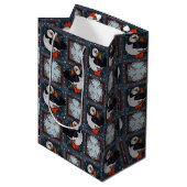 Cute Puffin Birds Winter Pattern Medium Cadeauzakje (Voorkant Gekanteld)