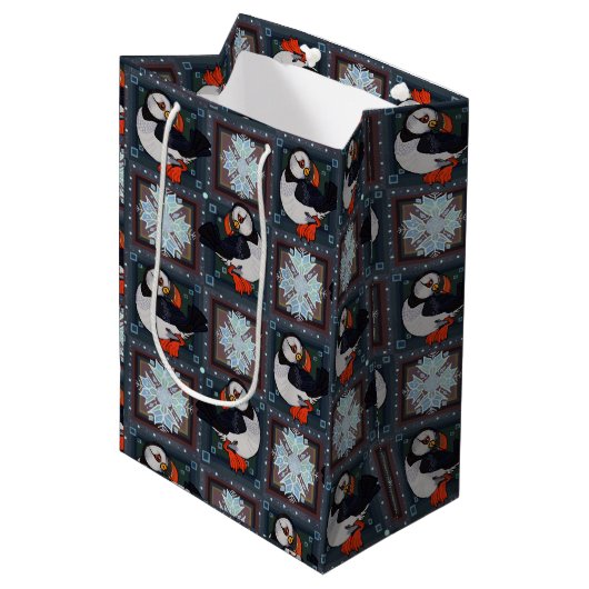 Cute Puffin Birds Winter Pattern Medium Cadeauzakje (Voorkant Gekanteld)