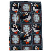 Cute Puffin Birds Winter Pattern Medium Cadeauzakje (Voorkant)