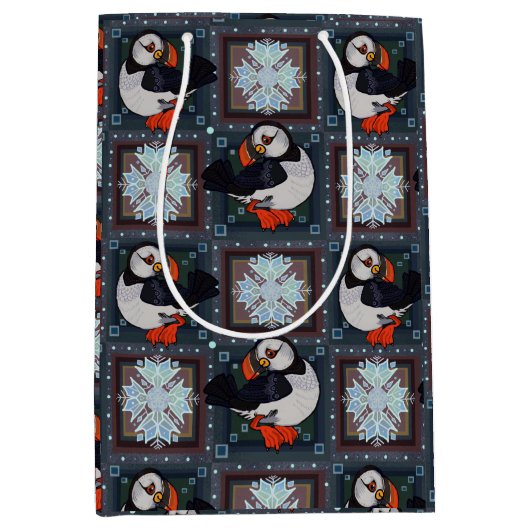 Cute Puffin Birds Winter Pattern Medium Cadeauzakje (Voorkant)