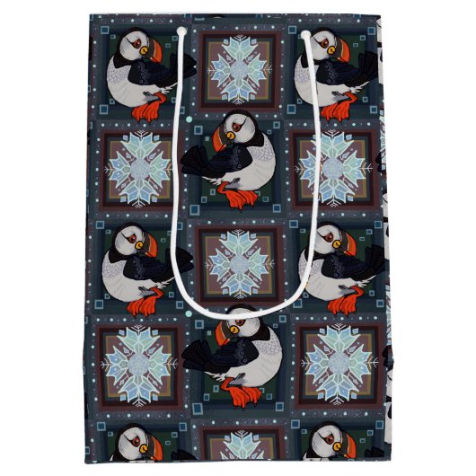 Cute Puffin Birds Winter Pattern Medium Cadeauzakje (Achterkant)