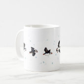 Cute puffins vliegen koffiemok (Voorkant links)