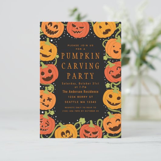 Cute Pumpkin Carving Halloween Party Invitation Kaart (Staand voorkant)