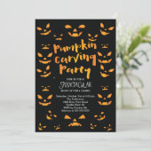 Cute Pumpkin Carving Halloween Party Invitation Kaart (Staand voorkant)