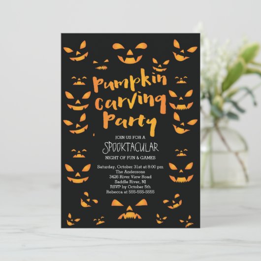 Cute Pumpkin Carving Halloween Party Invitation Kaart (Staand voorkant)