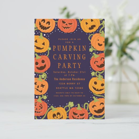 Cute Pumpkin Carving Halloween Party Invitation Kaart (Staand voorkant)