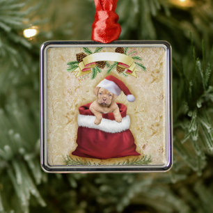Cute Puppy in een tas met kerstspeelgoed Metalen Ornament