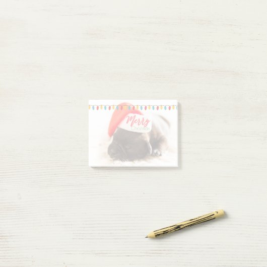 Cute Puppy Pug in een Rode Kerstmis Post-it® Notes (Op bureau)