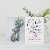 Cute Puppy Sniffing Mistletoe Kerstmis Feestdagenkaart (Staand voorkant)