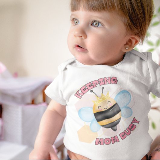 Cute Queen Bee, die mam een meisje houdt Romper