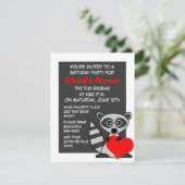 Cute Raccoon en Heart Birthday Invitation Kaart (Staand voorkant)