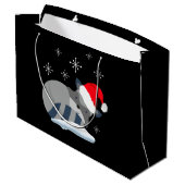 Cute raccoon in de sneeuw, prettige kerst groot cadeauzakje (Achterkant Gekanteld)