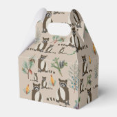 Cute Raccoon in Pine Forest Pattern Bedankdoosjes (Achterkant)