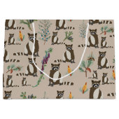 Cute Raccoon in Pine Forest Pattern Groot Cadeauzakje (Voorkant)