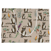 Cute Raccoon in Pine Forest Pattern Groot Cadeauzakje (Achterkant)
