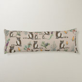 Cute Raccoon in Pine Forest Pattern Lichaamskussen (Achterkant)