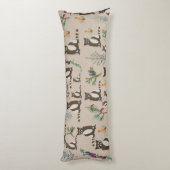 Cute Raccoon in Pine Forest Pattern Lichaamskussen (Achterkant (Verticaal))