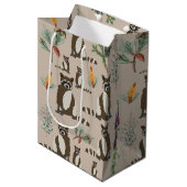 Cute Raccoon in Pine Forest Pattern Medium Cadeauzakje (Voorkant Gekanteld)