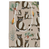 Cute Raccoon in Pine Forest Pattern Medium Cadeauzakje (Voorkant)