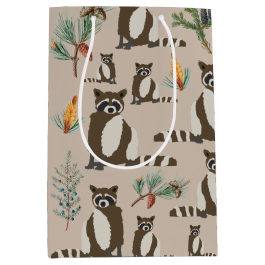 Cute Raccoon in Pine Forest Pattern Medium Cadeauzakje (Voorkant)