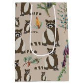 Cute Raccoon in Pine Forest Pattern Medium Cadeauzakje (Achterkant)